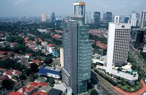 Compare with domestic town photograph, what level does Indonesian capital Jakarta calculate in home?