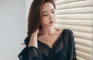 Wind He Rili, sunshine passes through a window, bespread hut