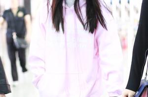 Yang Mi wears cap guaze mask to show body airport,