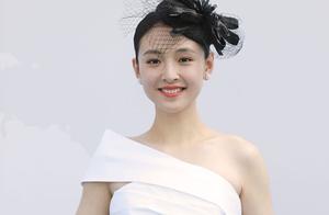 Wu Qian is black and white deserve to show sweet s