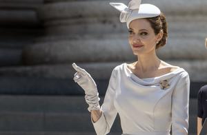 "Sexy big mouth " Anjilina Zhuli devotes oneself