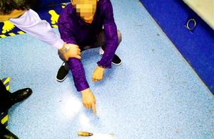 Man hair wine is mad hold a knife to throw a person, one action captures policewoman art subdues his