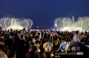 Hangzhou: "The net is red " fountain of west lak