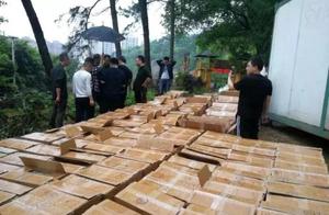 Tea hill public security checks goods to check goods many 6000 false smoke, 3 suspects are seized
