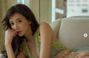 Lin Zhiling is basked in brush a lipstick to illum