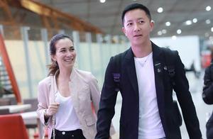 Han Geng and cummer show body airport together, he