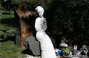 Chu Xia sweeps past a shadow, the garden below Tia