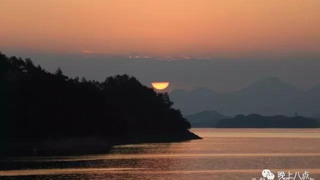 草这首诗描写的是什么景色