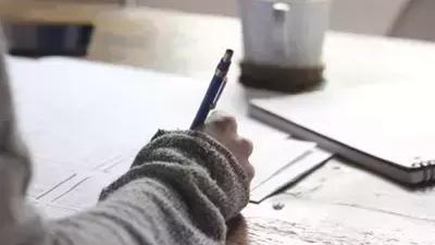 英语作文《学生怎样去上学》