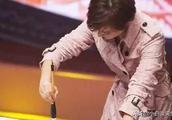 Couple of Liu Tao grandson performs calligraphy to