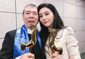 Fan Bingbing is low-key meet with Feng Xiaogang, the cap on the head exposed him however