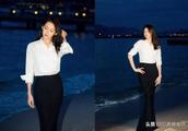 Gong Li pulls a hand big 18 years old of male friend attend late dinner, whole journey involves hand