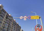 Long-term malfunction citizen gives crossing traffic signal lamp a difficult safe hidden trouble is