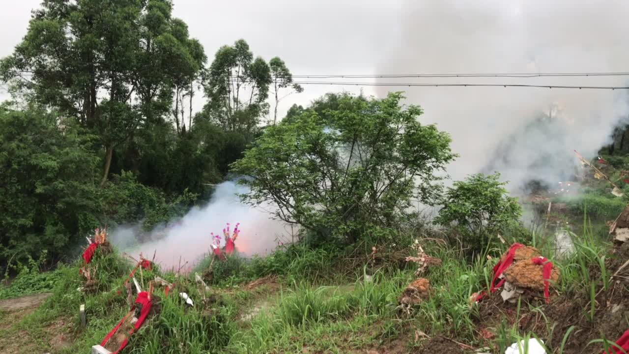广东人清明拜山放鞭炮