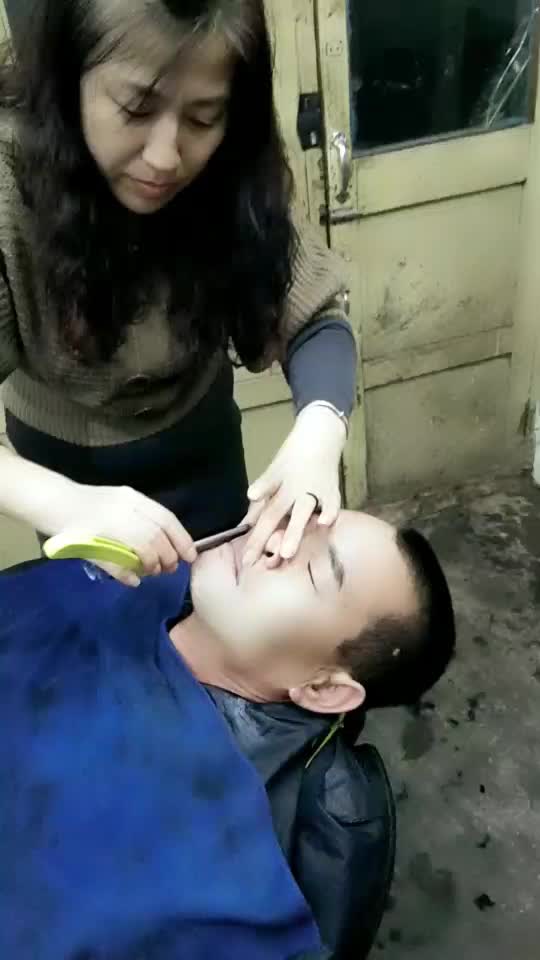女理发师给男人刮脸图片