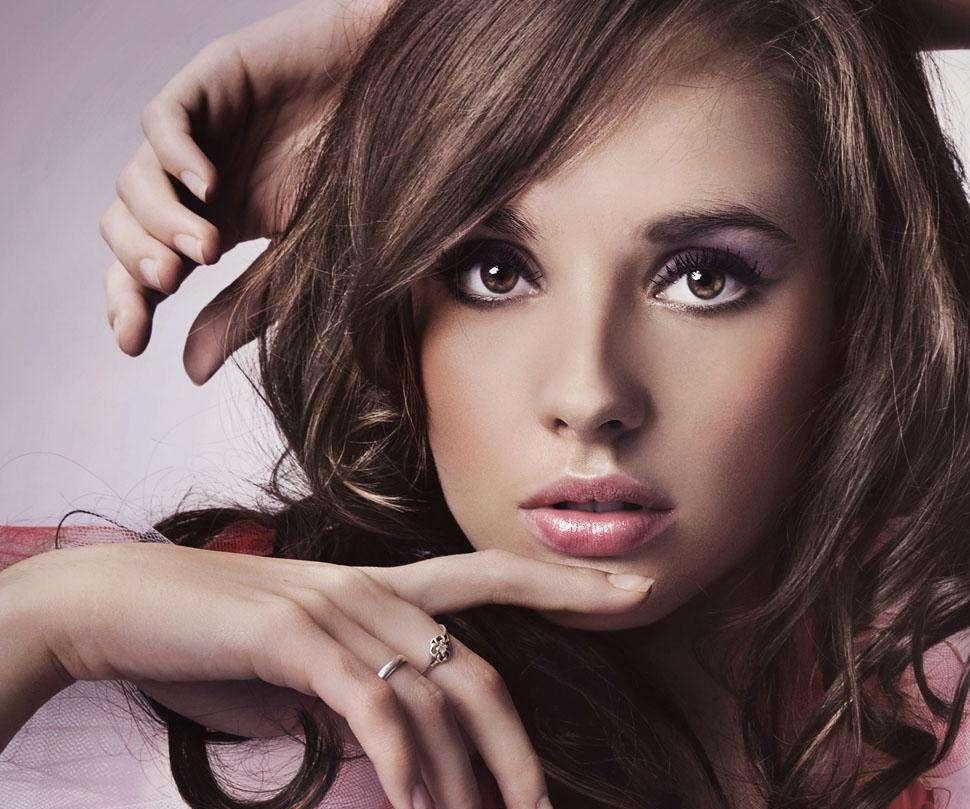 在这个看脸的社会,一张精致的脸的确会给人 - 