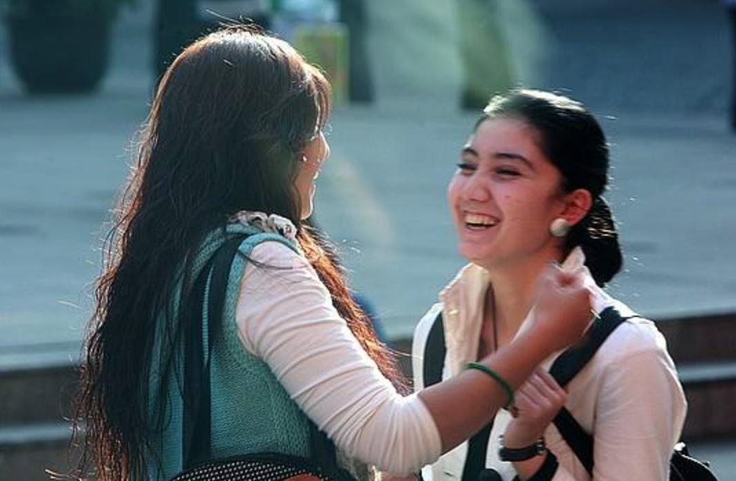 【朋友见面介绍相关英语口语】 1. It - 今日头条