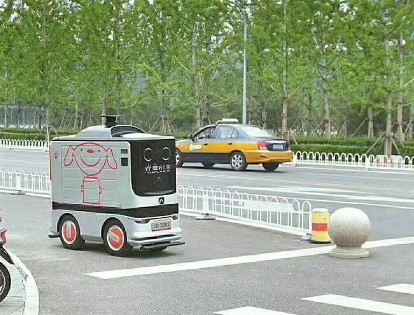 在北京海淀路上出现的京东快递机器人,走非 - 