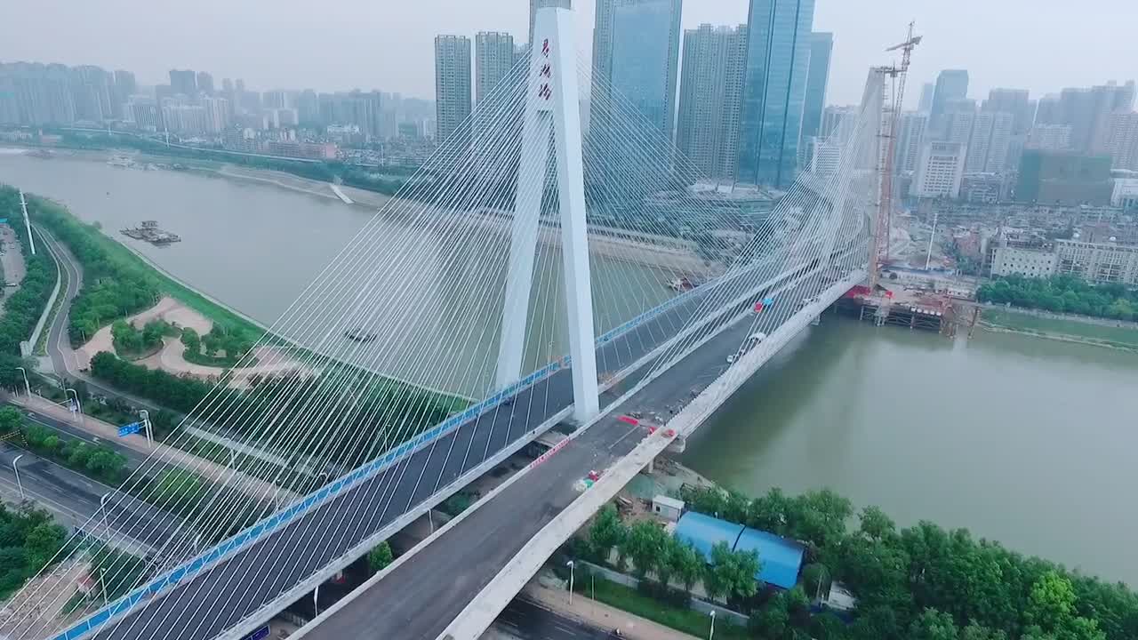 耸立在汉江两侧的一对孪生姊妹(武汉月湖桥与江汉四桥)
