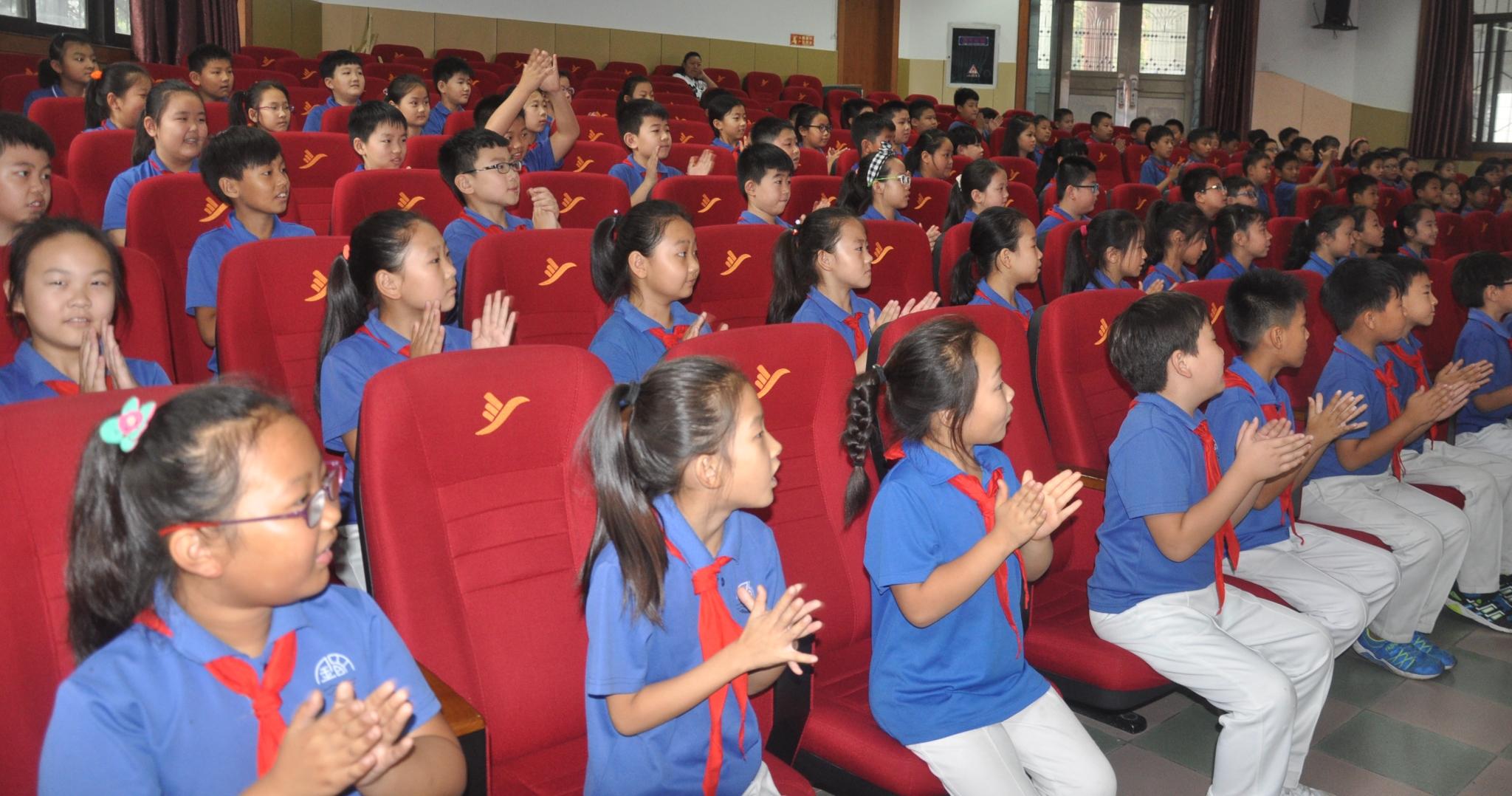 开封市法学会普法进校园 之助学《成长红 - 今