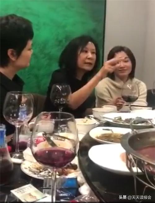 日前,著名歌星苏小明在饭局上爆粗口的视频 - 