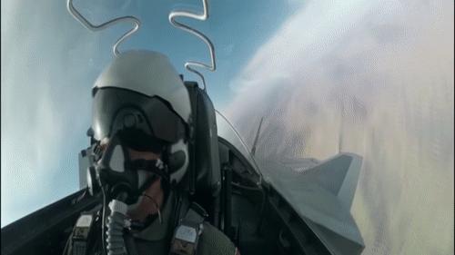 注意j20战斗机在滚转,爬升的时候鸭翼没 - 今日