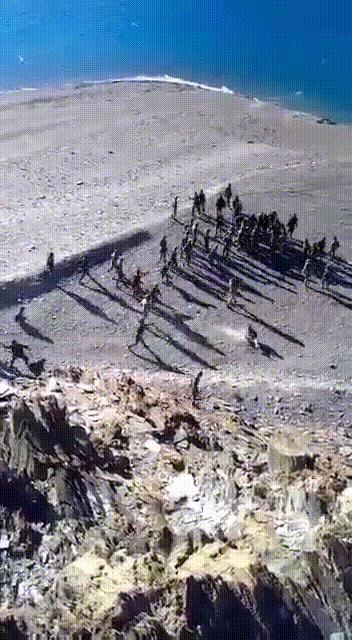 来个高清无码全景班公湖之战。一个印度兵在