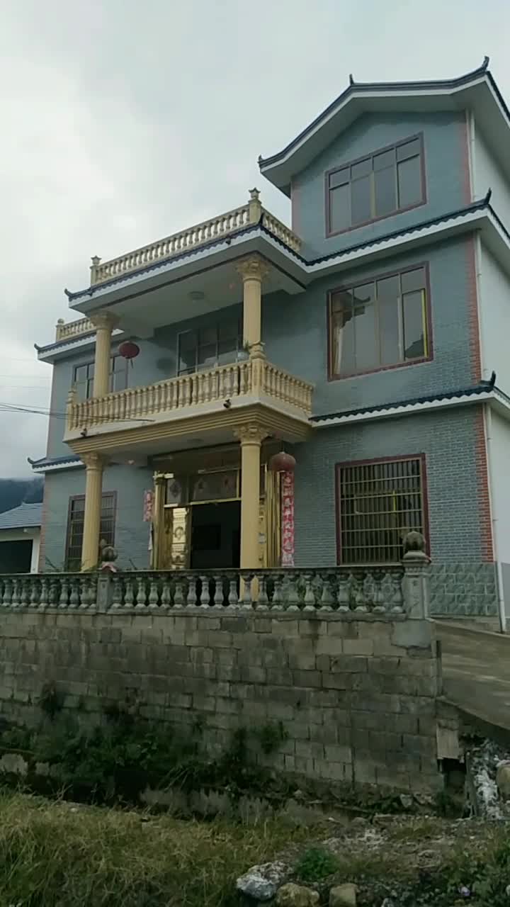 农村三开间带罗马柱的房子