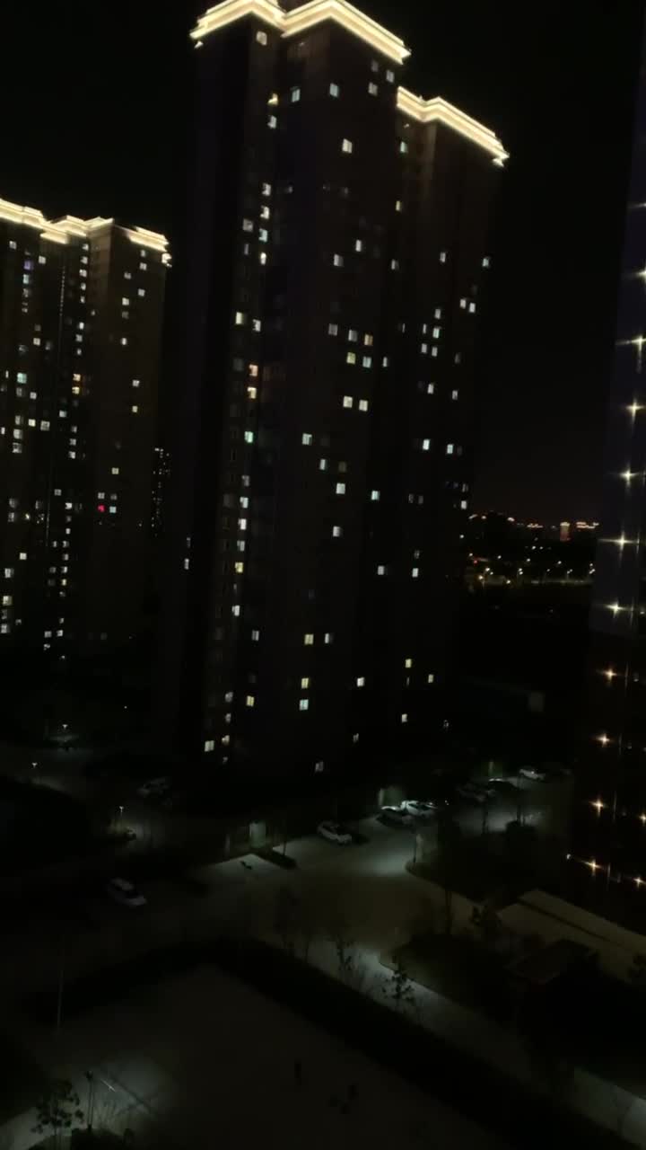 要不是这次疫情,三年多了第一次看到对面居民楼里这么多灯亮着!