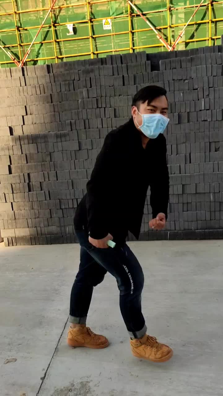 发小是小儿麻痹症,一直都这么走路,一看到他我就好心酸#抖音小助手
