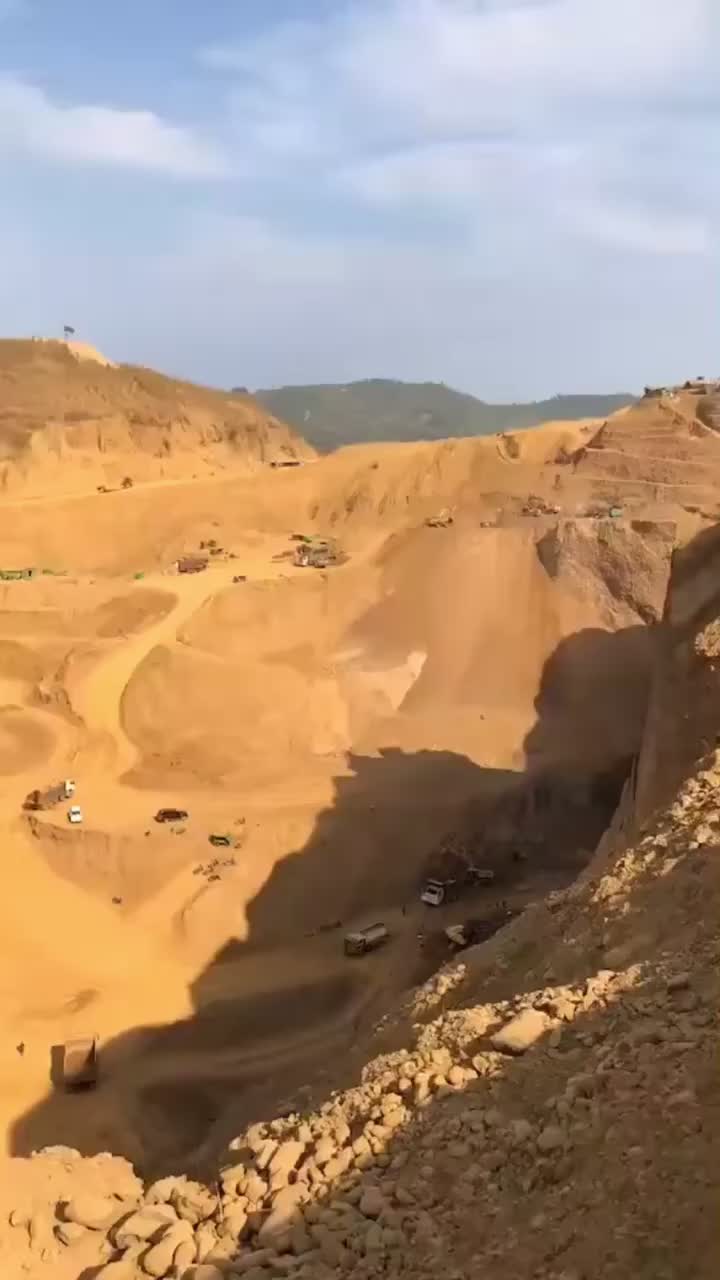 缅甸翡翠原石场口,品质蒙包料,开出色料,惊喜多多#缅甸缅甸 #缅甸玉石