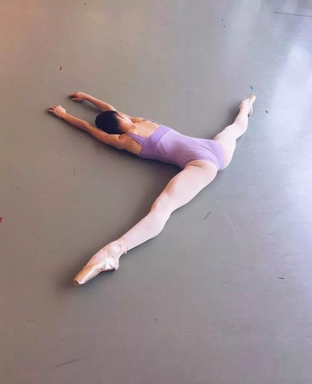 各种压腿耗腿图片隔着屏幕都感觉很酸爽