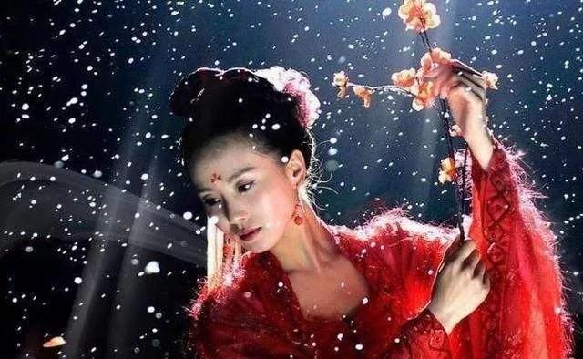 又仿佛把人带到了《步步惊心》里,若曦一袭红衣雪中起舞,虽是四爷的